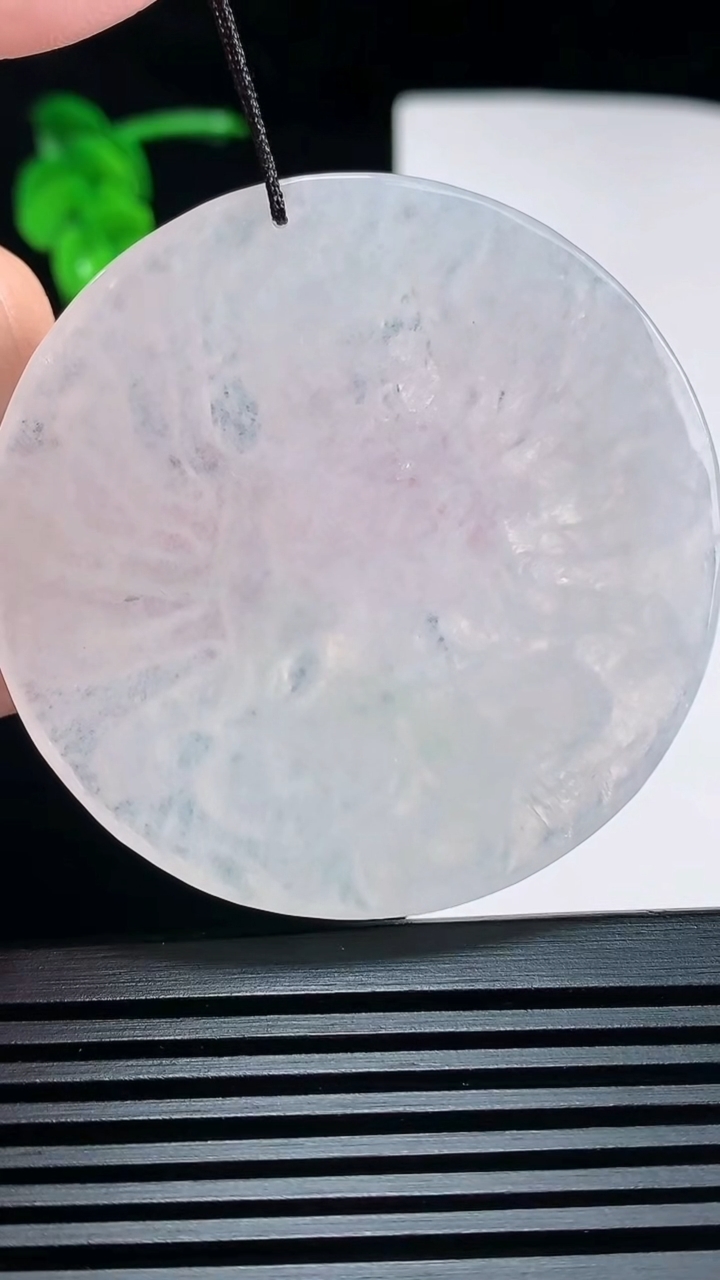 天然A货翡翠千手观音菩萨吊坠，尺寸51.5-5 重量:26.81g
6月30日