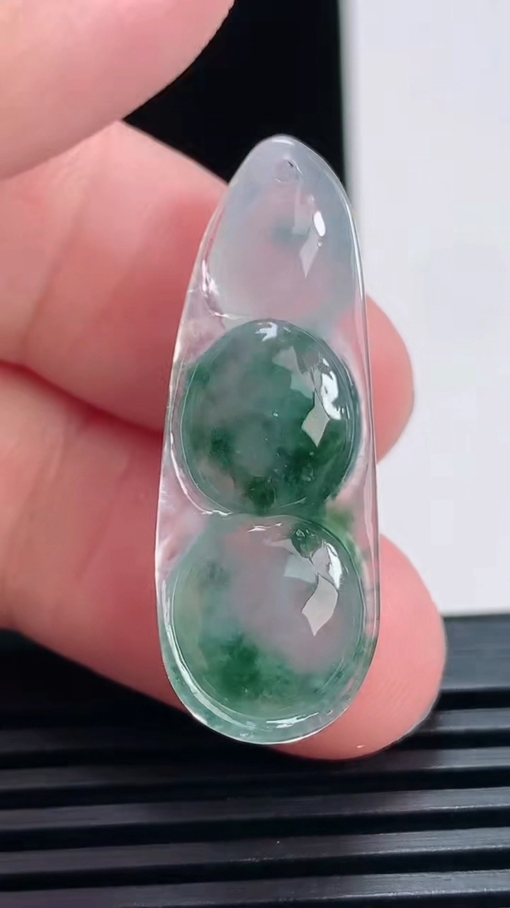 天然A货翡翠冰种飘花福豆吊坠，尺寸35-13-7 重量:5.00g
6月30日