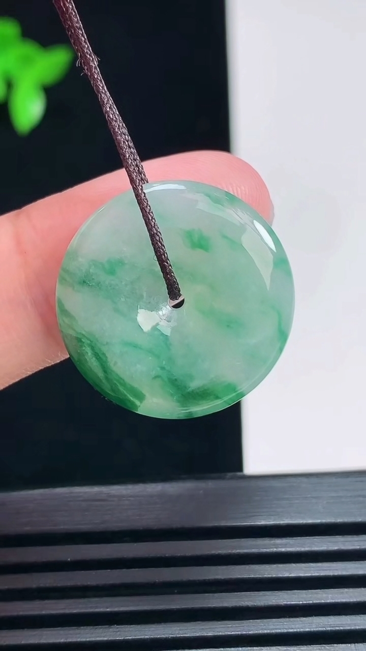 天然A货翡翠平安扣吊坠，尺寸21-4 重量:3.84g
6月30日
