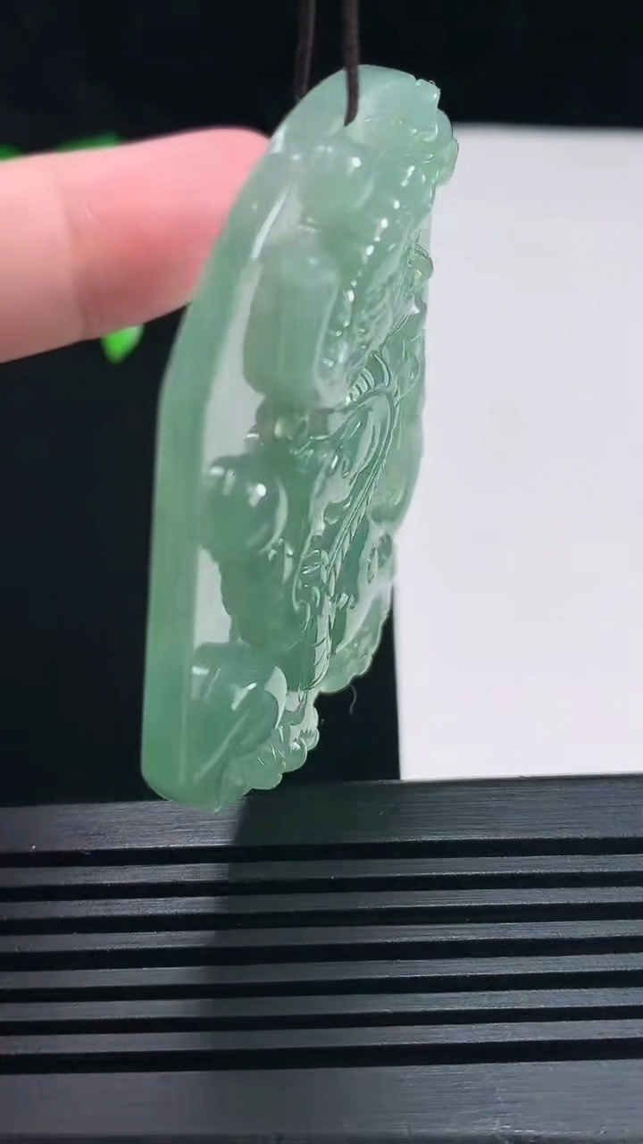 天然A货翡翠龙牌吊坠，尺寸56-52-6.5 重量:34.11g
6月30日