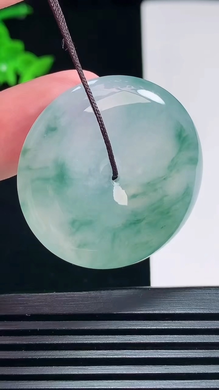 天然A货翡翠冰种飘花平安扣吊坠，尺寸35-5.5 重量:14.59g
6月30日