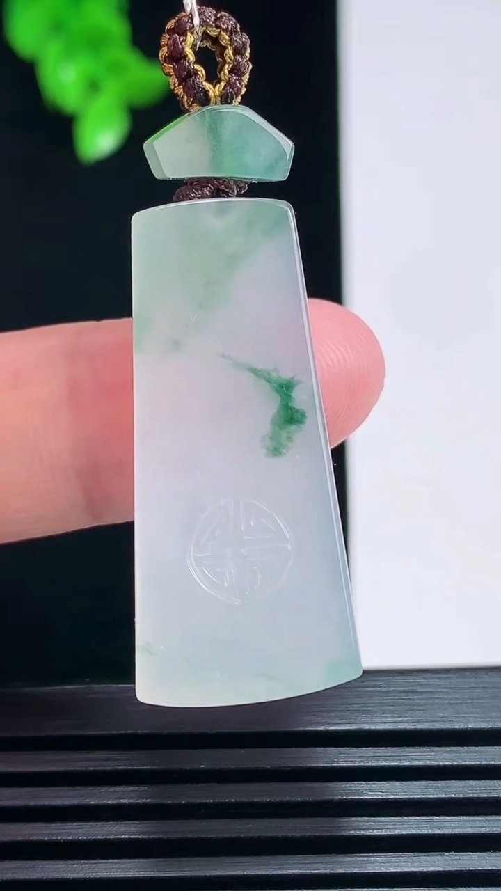 天然A货翡翠飘花仿古无事牌吊坠，尺寸35-15.6-5.6 重量:9.80g
6月30日