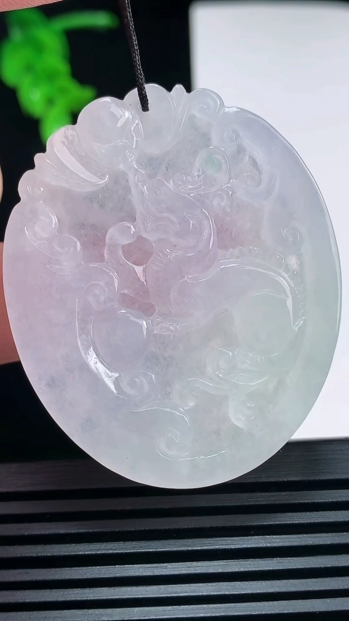 天然A货翡翠春带彩 紫罗兰龙牌吊坠，尺寸49-41-5 重量:23.75g
6月30日