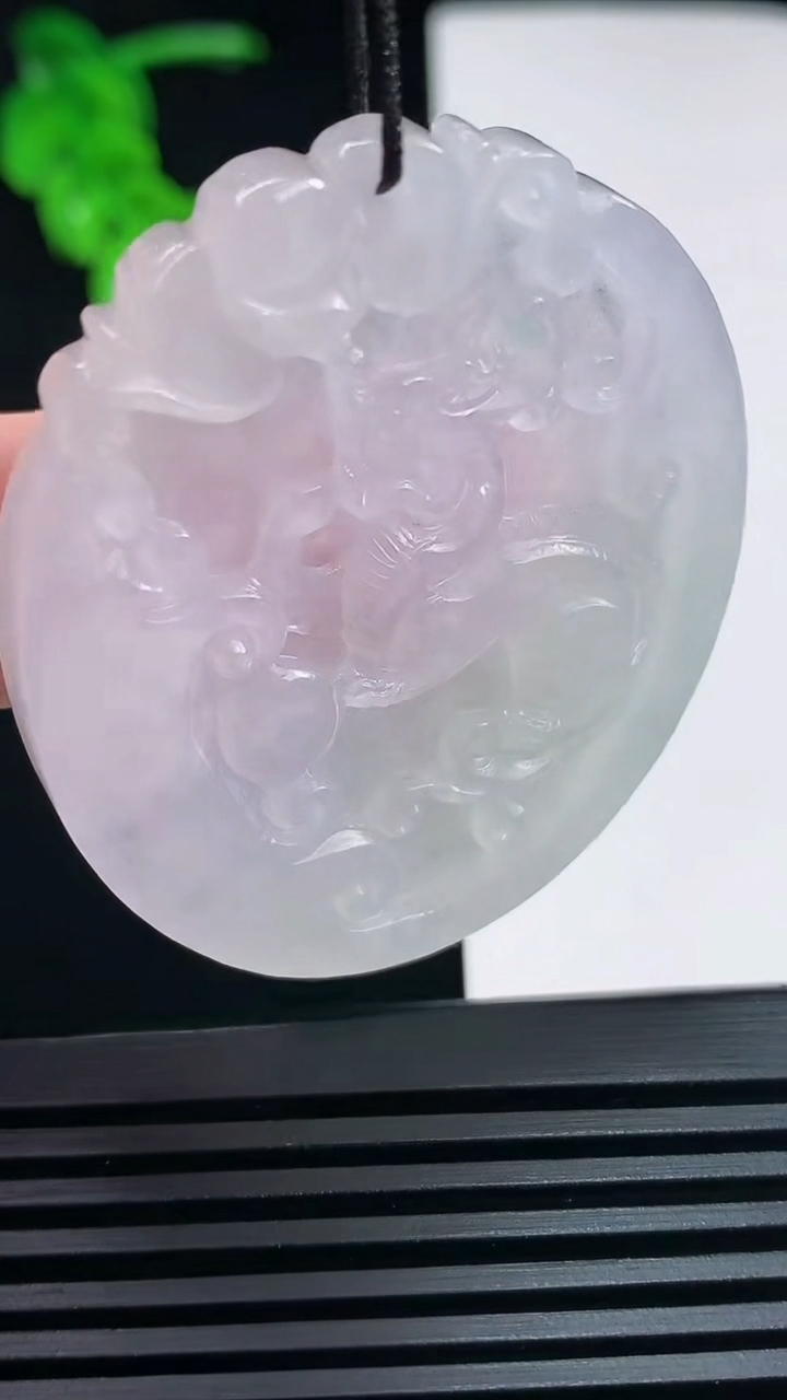 天然A货翡翠春带彩 紫罗兰龙牌吊坠，尺寸49-41-5 重量:23.75g
6月30日