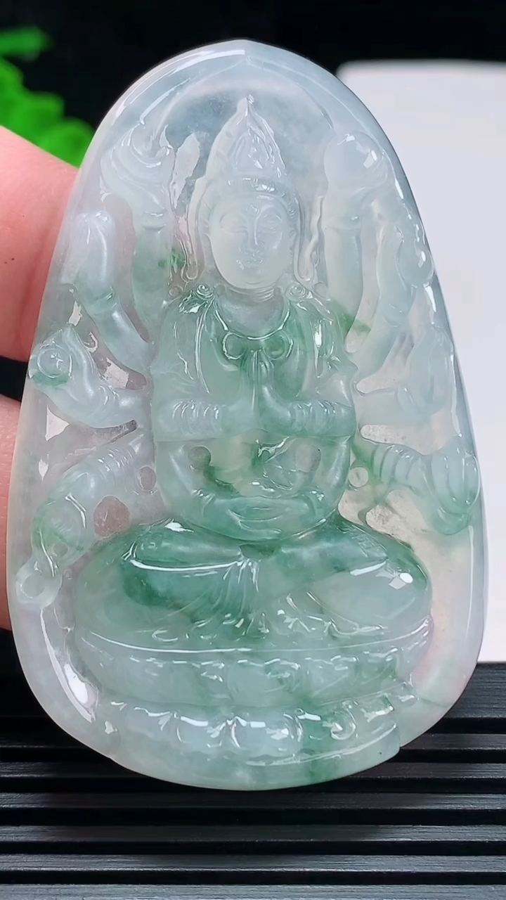 天然A货翡翠种飘花千手观音菩萨吊坠，尺寸60-39-5.6 重量:24.05g
6月30日