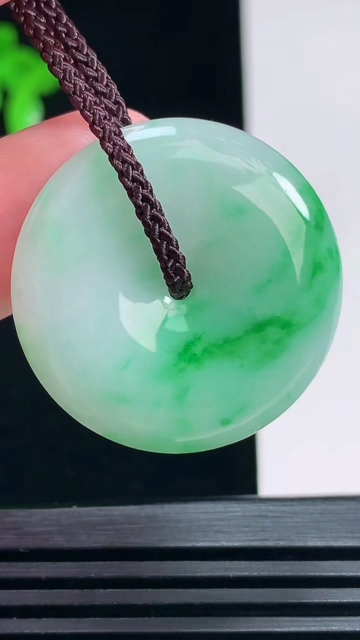 天然A货翡翠平安扣吊坠，尺寸28.6-6 重量:10.61g
6月30日