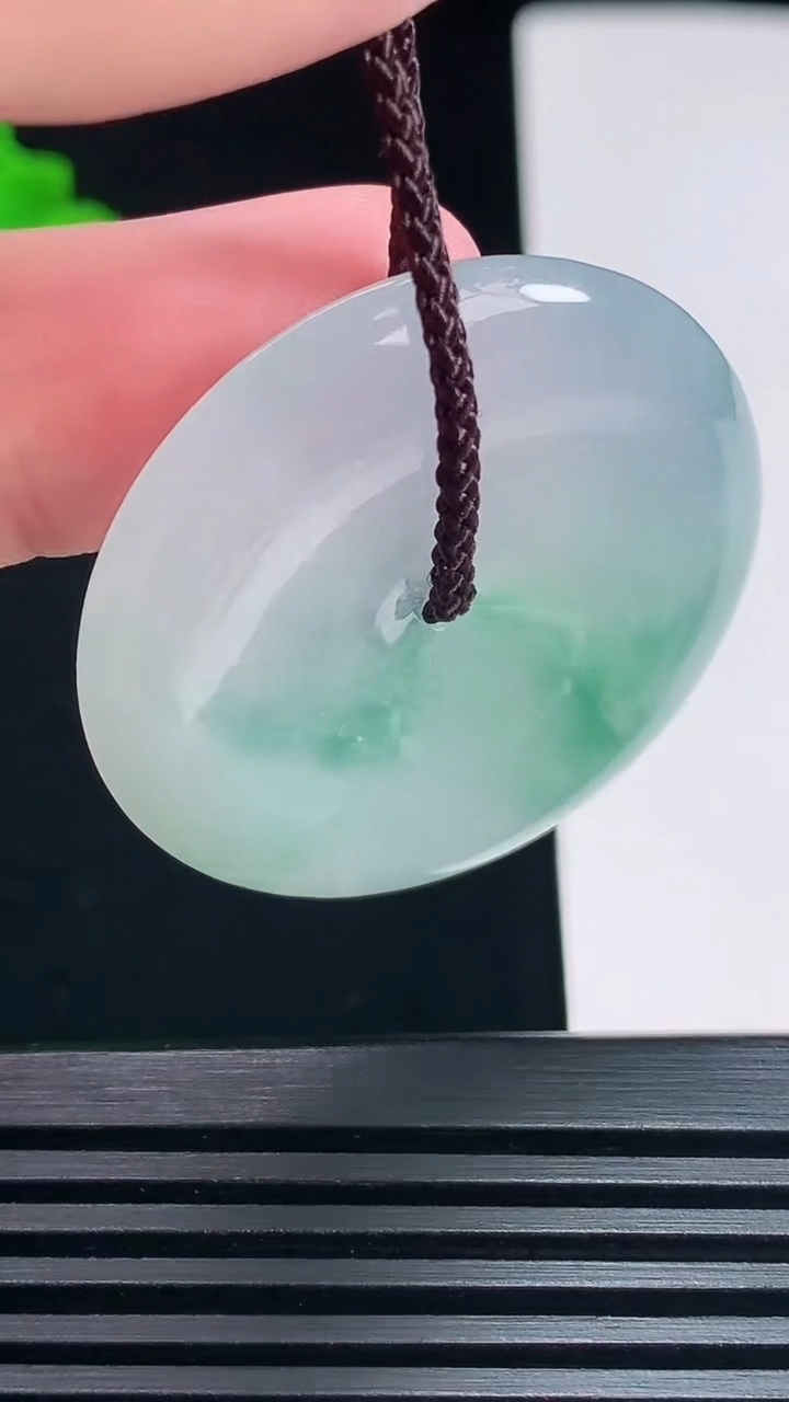 天然A货翡翠种飘花平安扣吊坠，尺寸36-6.2 重量:17.22g
6月30日