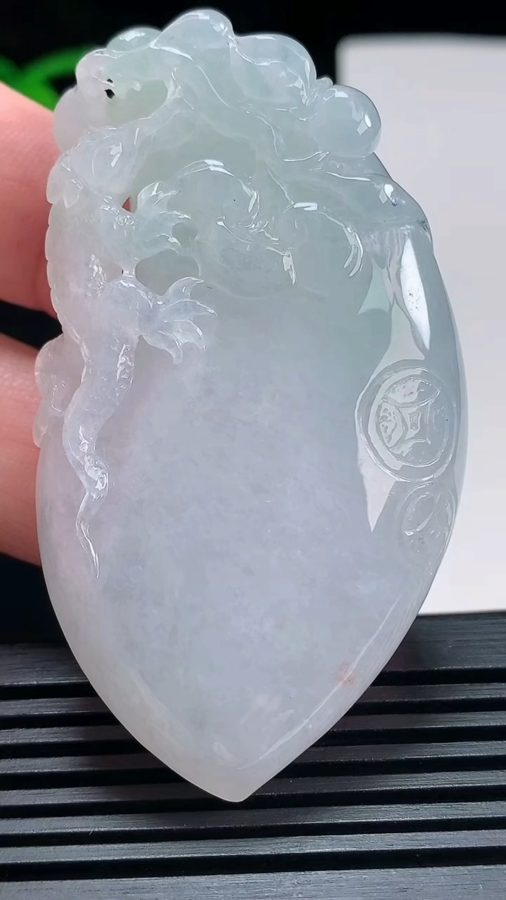 天然A货翡翠春带彩 紫罗兰福瓜吊坠，尺寸65-37-11.2 重量:53.17g
6月30日