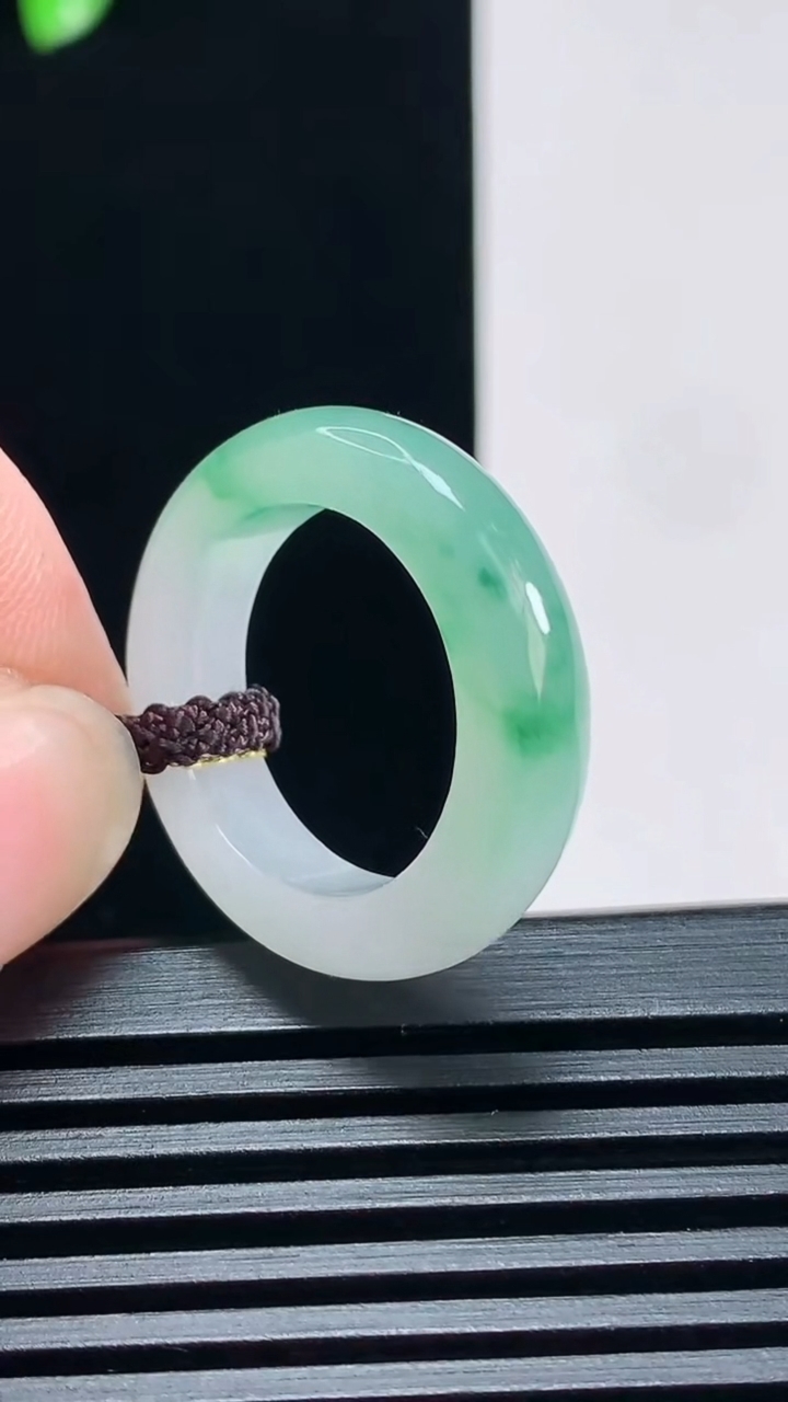 天然A货翡翠玉指环 戒指，尺寸17.3-5.2-4 重量:4.46g2026年6月30日
工厂直销收藏佳品,种好水足，色泽均匀，有种有色，上手高大气！