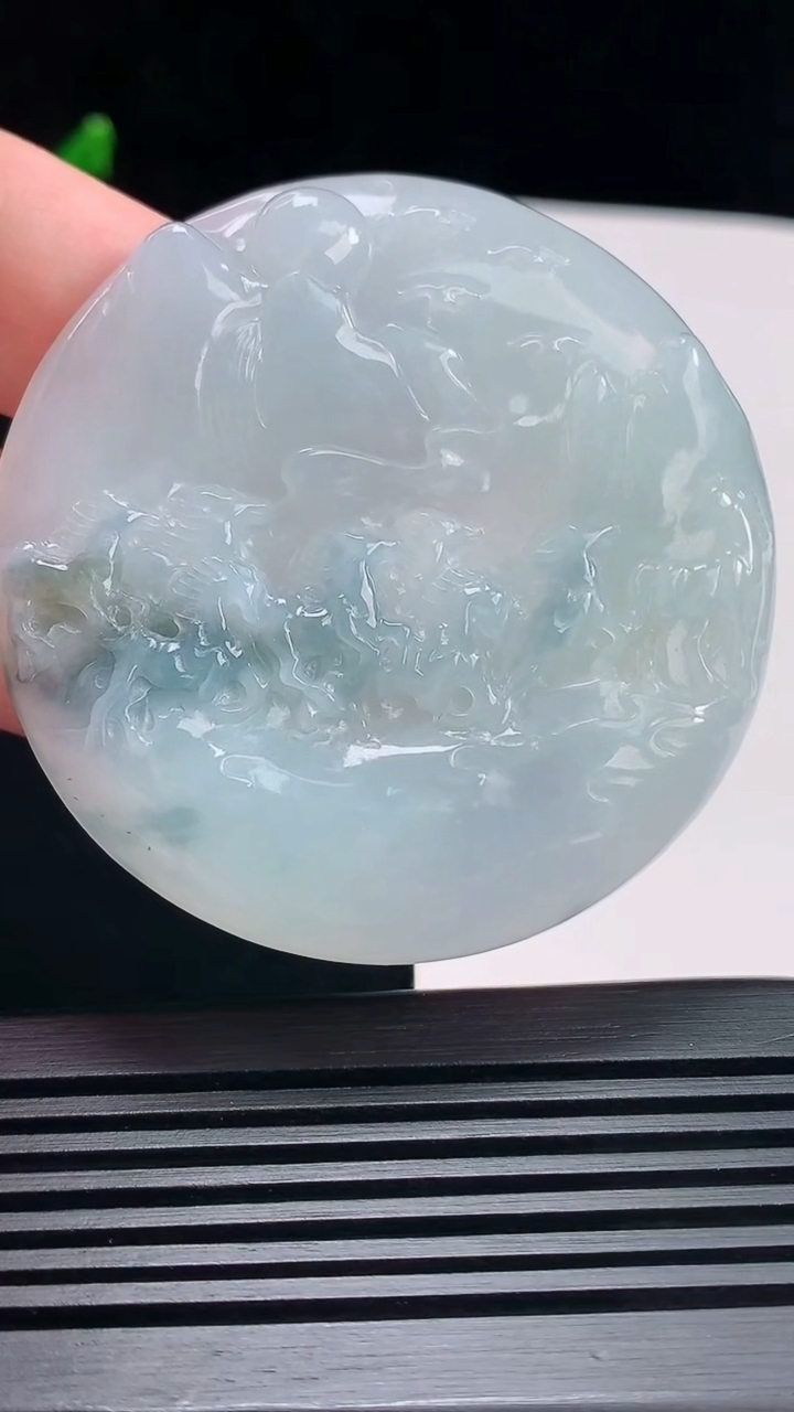 天然A货翡翠飘花八骏马牌吊坠，尺寸55.6-6.5 重量:37.76g H30
6月30日