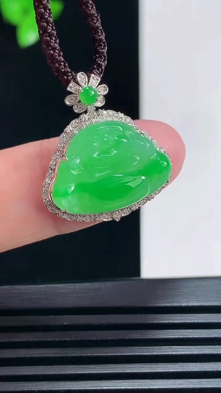 天然A货翡翠佛公吊坠，尺寸23-20.5-7，裸石13-18 重量:3.20g
6月30日
