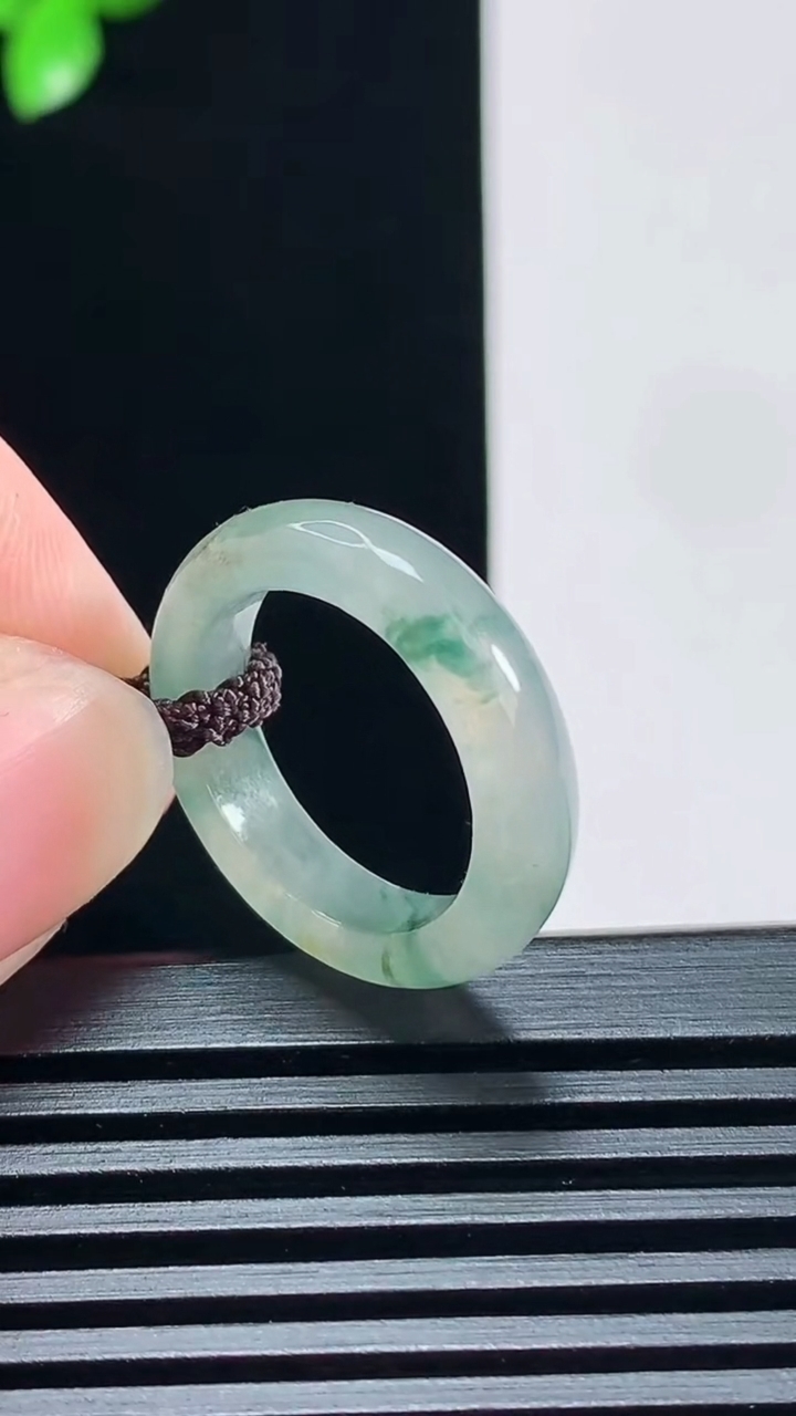 天然A货翡翠飘花玉指环 戒指，尺寸16.3-4.6-3 重量:2.77g2026年6月30日
工厂直销收藏佳品,种好水足，色泽均匀，有种有色，上手高大气！