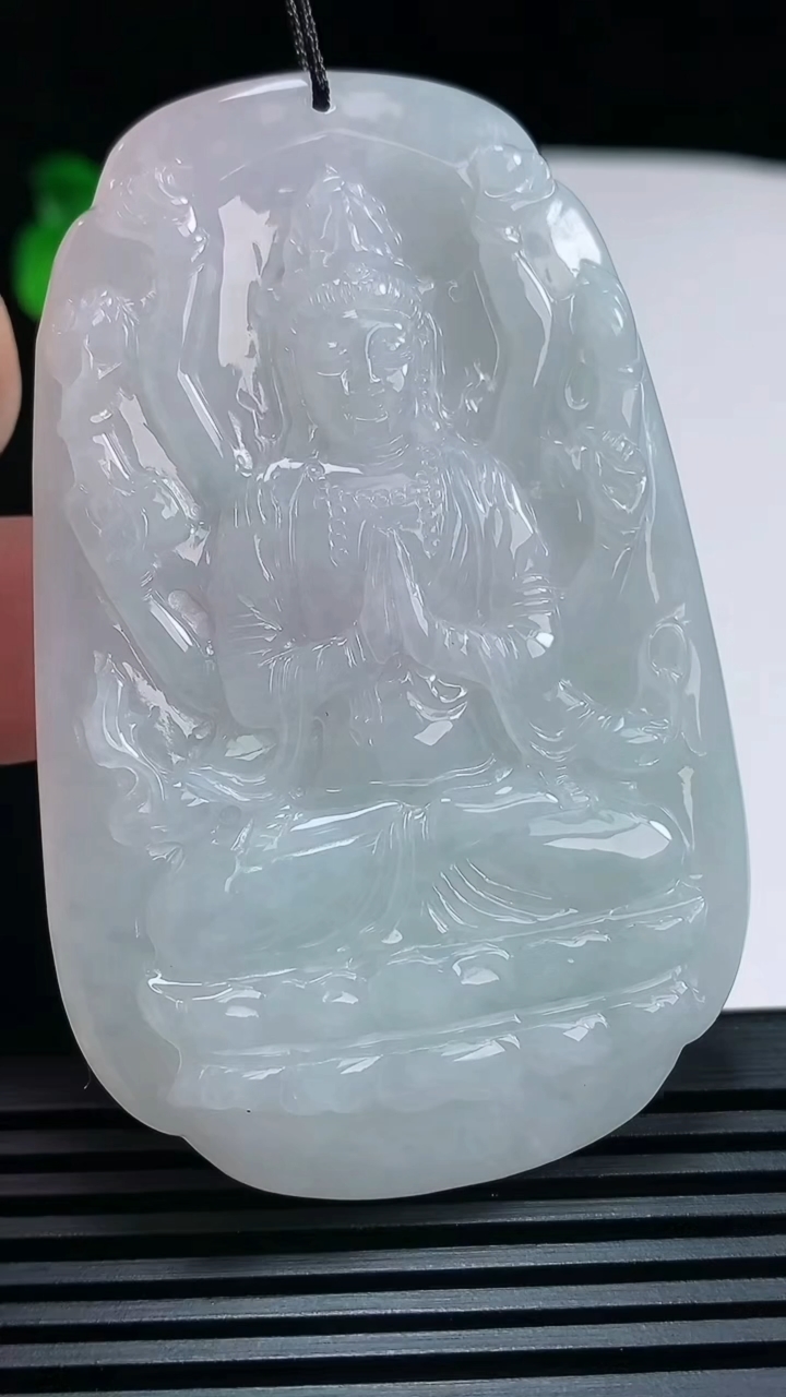天然A货翡翠飘花千手观音菩萨吊坠，尺寸69-44-5 重量:32.36g
6月30日