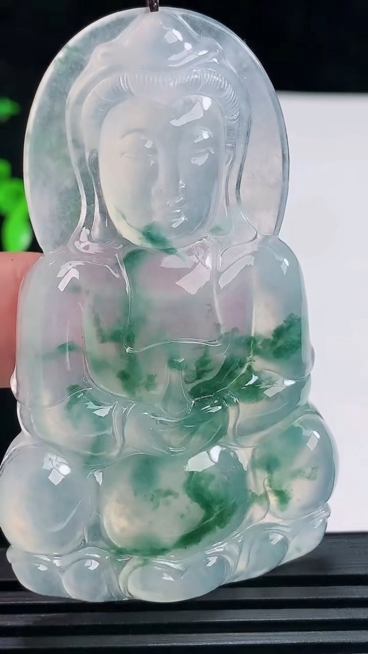 天然A货翡翠种飘花正装观音吊坠，尺寸66.2-40-6 重量:27.06g
6月30日