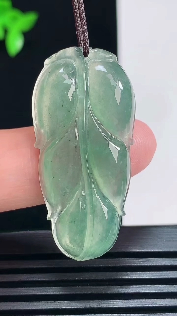 天然A货翡翠金枝玉叶 叶子吊坠，尺寸39-19.2-5.2 重量:6.51g
6月30日