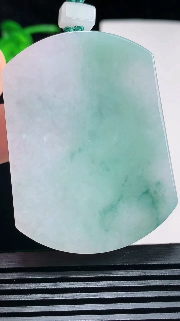 天然A货翡翠飘花无事牌吊坠，尺寸54-40.6-5.2 重量:36.66g
6月30日