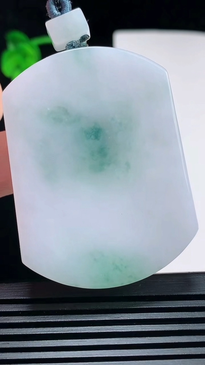 天然A货翡翠飘花无事牌吊坠，尺寸53.5-40-5 重量:35.41g
6月30日