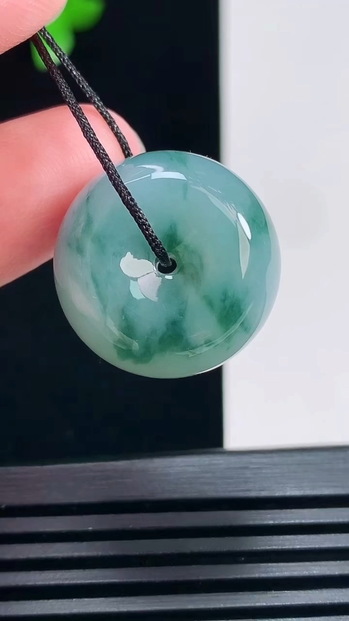 天然A货翡翠飘花路路通吊坠，尺寸21-12.2 重量:11.33g
6月30日
