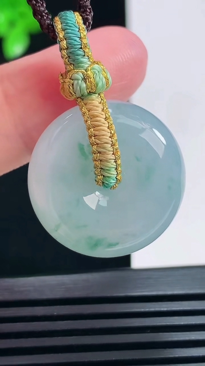 天然A货翡翠飘花平安扣吊坠，尺寸23.6-9.8 重量:12.18g
6月30日