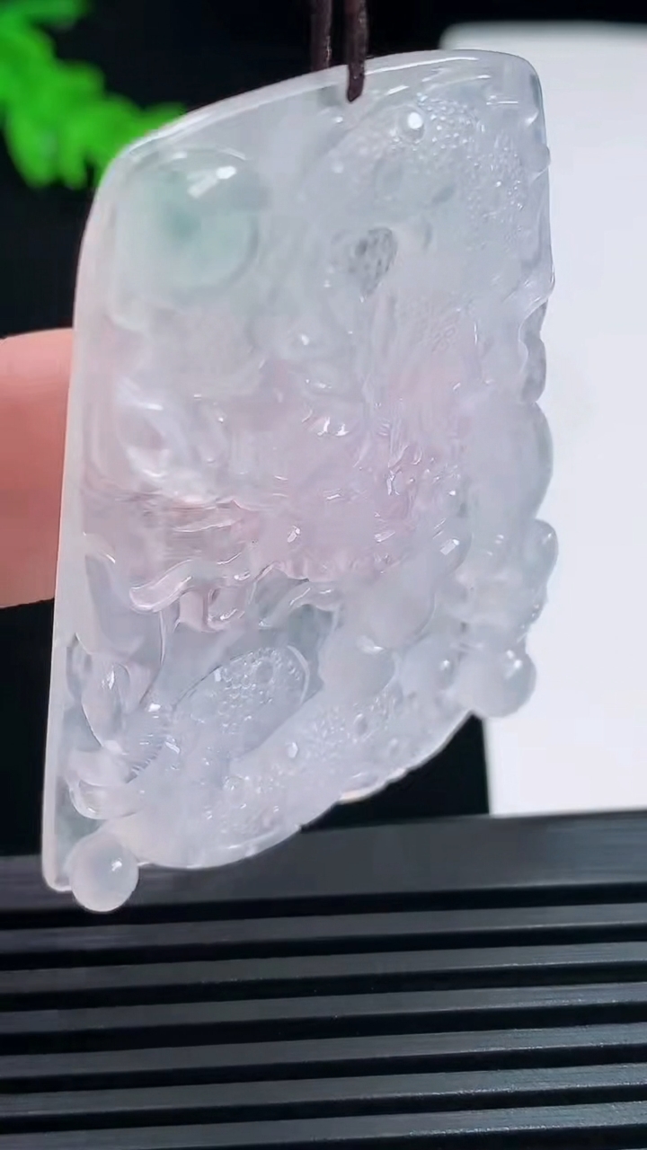 天然A货翡翠龙牌吊坠，尺寸54-38.5-5.8 重量:22.51g
6月30日