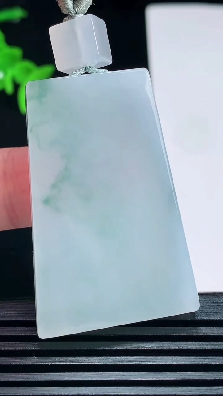 天然A货翡翠冰种飘花仿古无事牌吊坠，尺寸44-29-6.2 重量:24.60g
6月30日