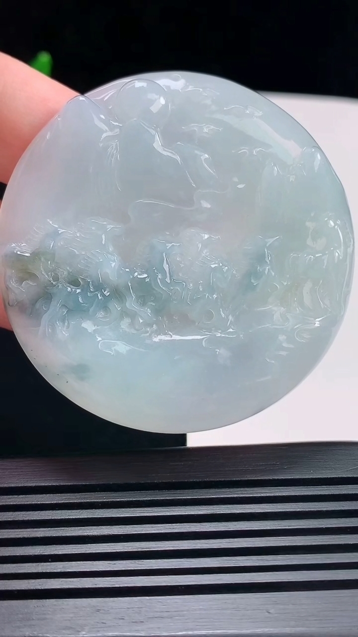 天然A货翡翠飘花八骏马牌吊坠，尺寸55.6-6.5 重量:37.76g H30
6月30日