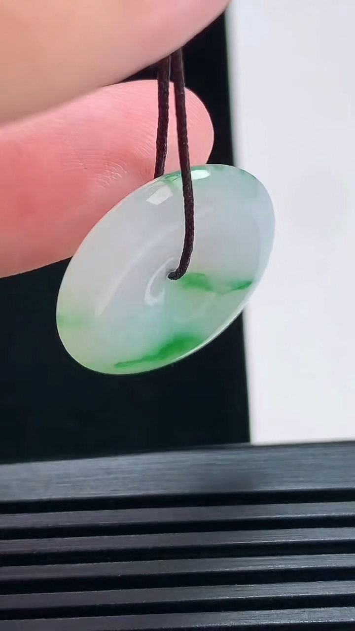 天然A货翡翠平安扣吊坠，尺寸23.5-5 重量:5.28g
6月30日