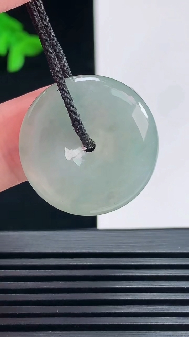 天然A货翡翠平安扣吊坠，尺寸24-5.2 重量:6.46g H30
6月30日