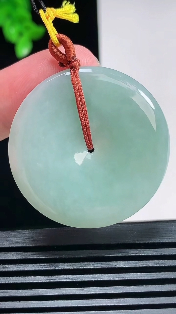 天然A货翡翠平安扣吊坠，尺寸36-5 重量:14.82g
6月30日