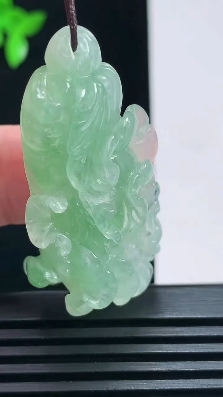 天然A货翡翠白菜吊坠，尺寸45.6-22-12 重量:15.31g
6月30日