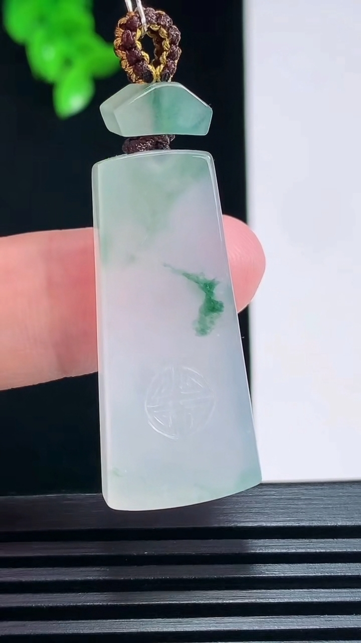 天然A货翡翠飘花仿古无事牌吊坠，尺寸35-15.6-5.6 重量:9.80g
6月30日