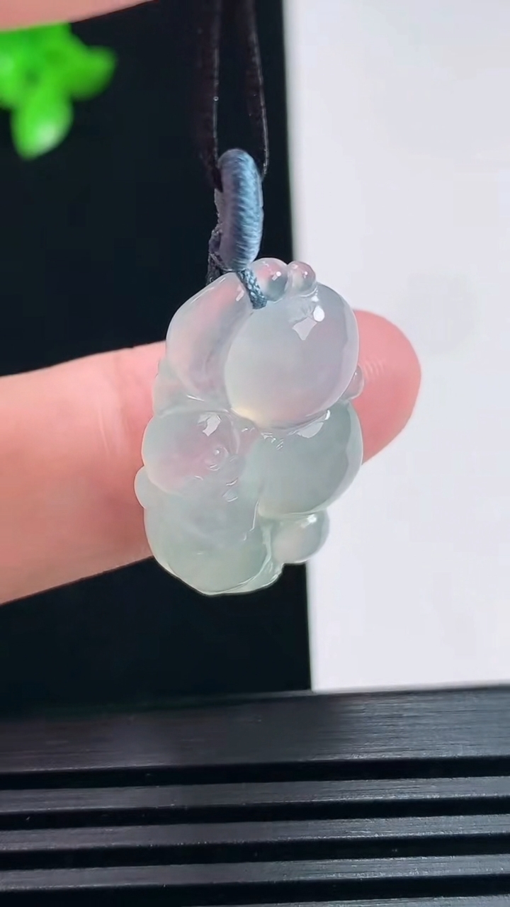 天然A货翡翠灵猴献瑞吊坠，尺寸24-17-5.2 重量:4.38g
6月30日