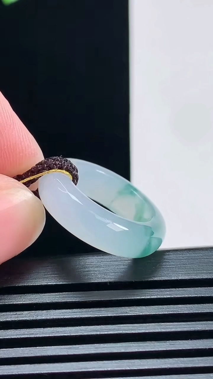 天然A货翡翠冰种飘花玉指环 戒指，尺寸15.5-5.5-3.5 重量:3.75g2026年6月30日
工厂直销收藏佳品,种好水足，色泽均匀，有种有色，上手高大气！