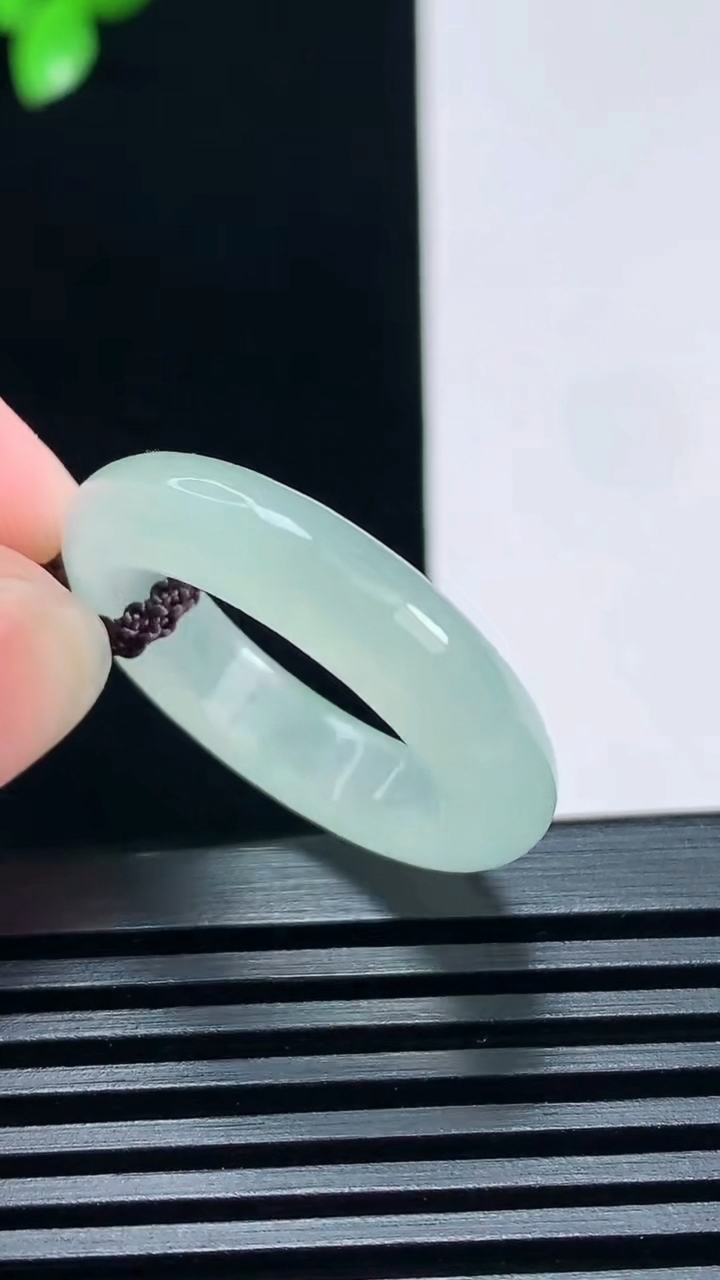 天然A货翡翠玉指环 戒指，尺寸19.5-5.5-4.2 重量:5.15g2026年6月30日
工厂直销收藏佳品,种好水足，色泽均匀，有种有色，上手高大气！