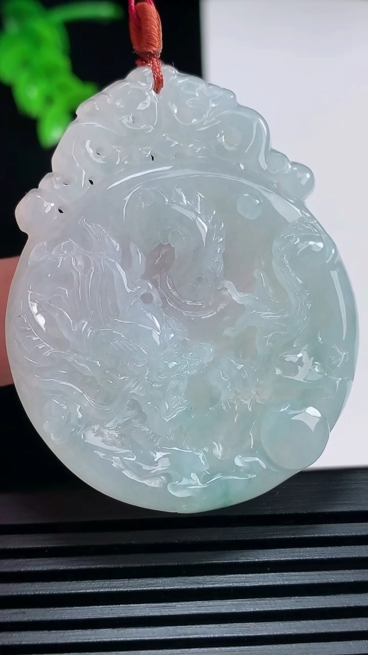 天然A货翡翠飘花龙牌吊坠，尺寸49.6-41.2-6 重量:22.96g
6月30日