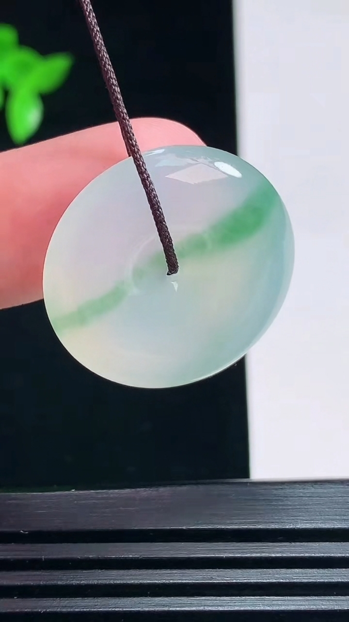 天然A货翡翠平安扣吊坠，尺寸25-5.5 重量:6.81g
6月30日