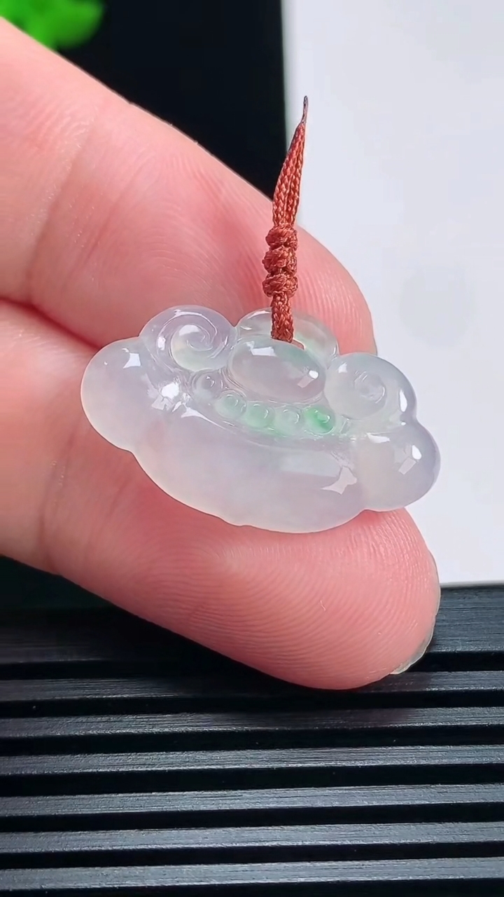 天然A货翡翠如意头吊坠，尺寸16-25.5-3.2 重量:2.41g
6月30日