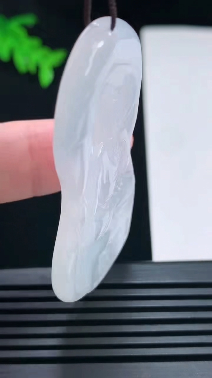 天然A货翡翠紫罗兰阿弥陀佛吊坠，尺寸61-30-4.5 重量:18.45g
6月30日