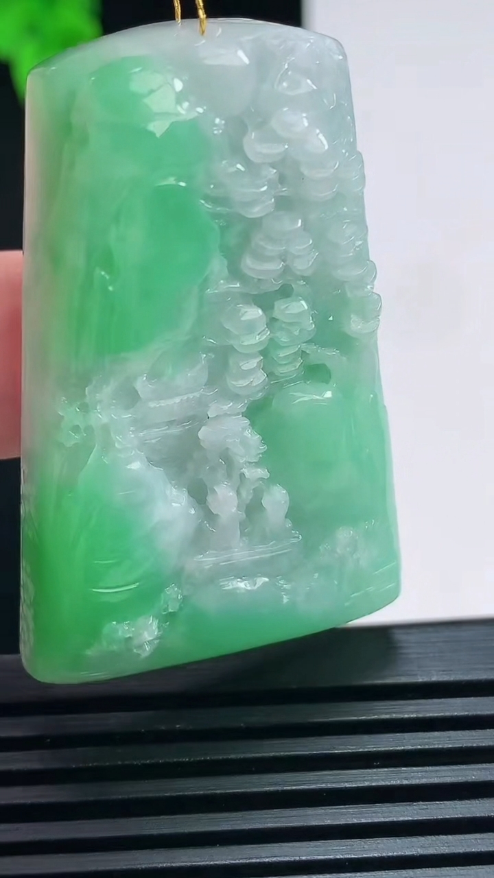 天然A货翡翠山水牌吊坠，尺寸49-31-8.5 重量:29.54g
6月30日