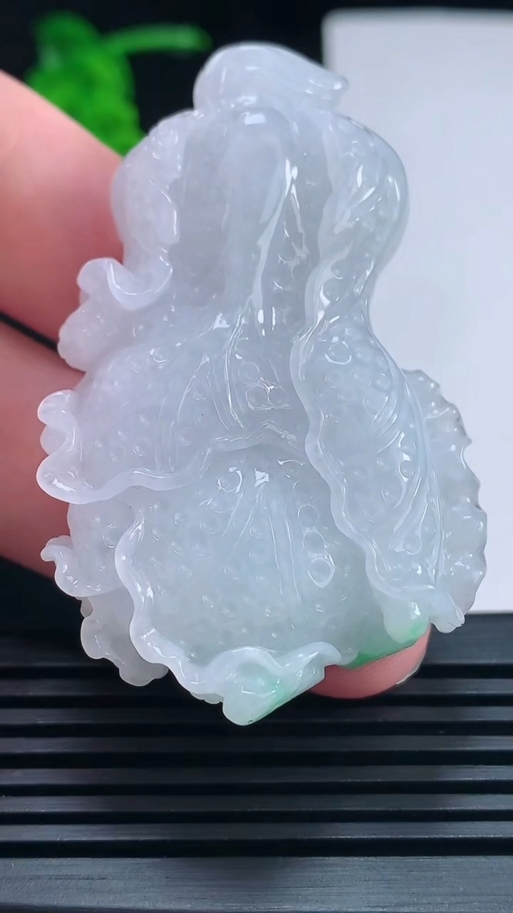 天然A货翡翠白菜吊坠，尺寸59-37-13 重量:41.49g
6月30日