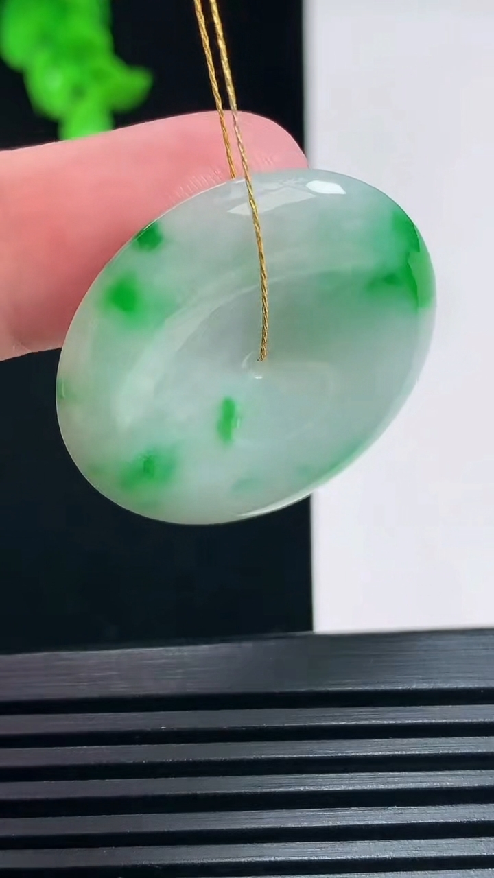 天然A货翡翠平安扣吊坠，尺寸31.6-5.5 重量:12.21g
6月30日