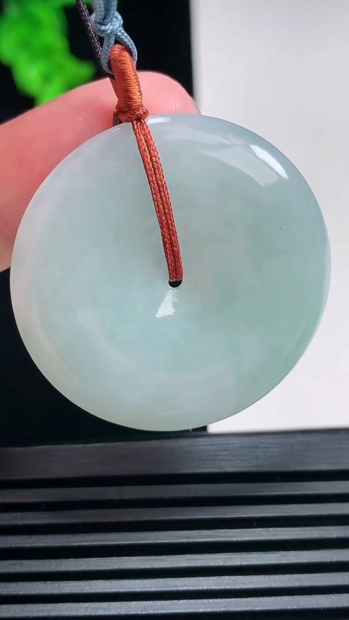 天然A货翡翠飘花平安扣吊坠，尺寸36-5.5 重量:15.77g
6月30日