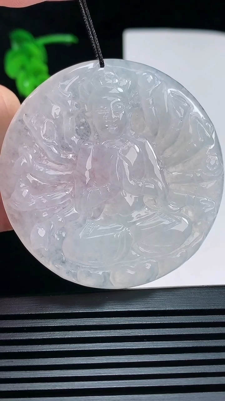 天然A货翡翠千手观音菩萨吊坠，尺寸51.5-5 重量:26.81g
6月30日