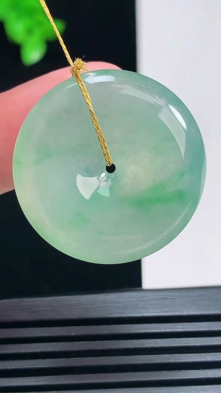 天然A货翡翠平安扣吊坠，尺寸29-5.2 重量:9.29g
6月30日