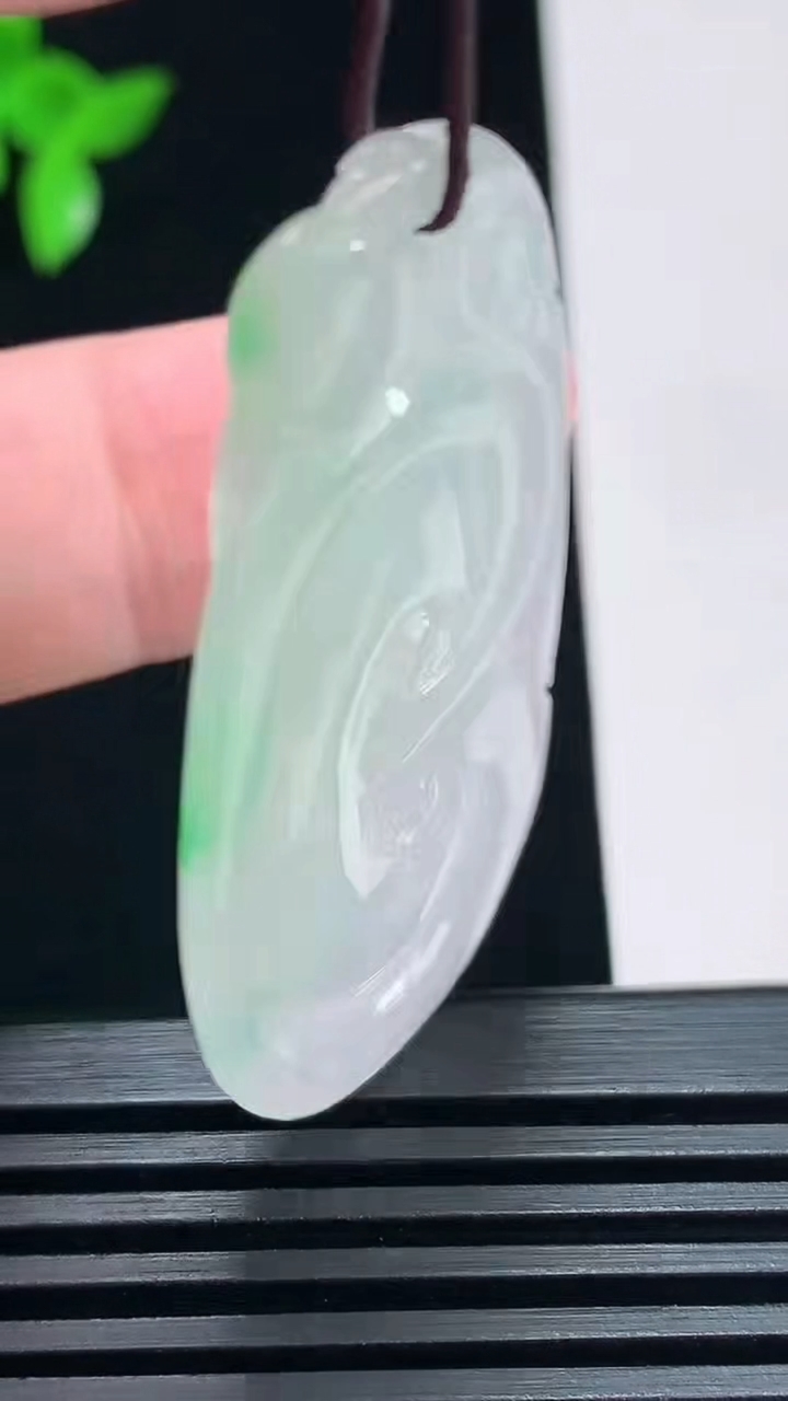 天然A货翡翠如意吊坠，尺寸46.5-22-5.2 重量:9.66g
6月30日