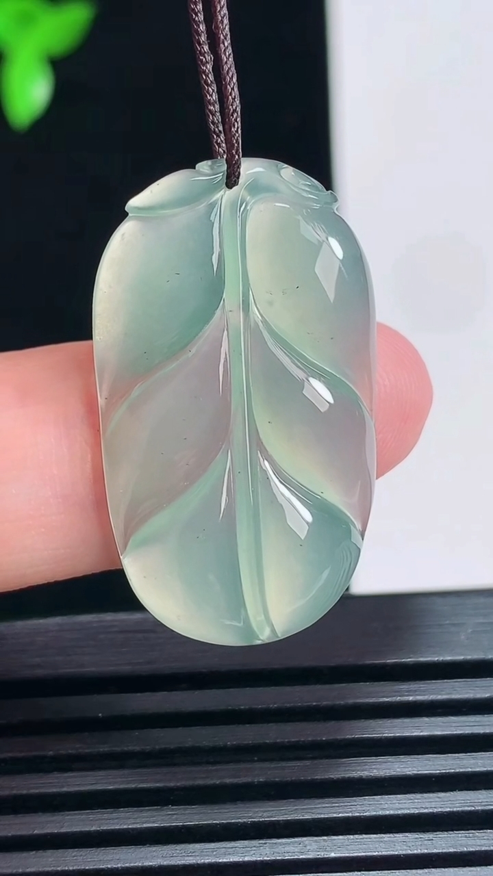天然A货翡翠金枝玉叶 叶子吊坠，尺寸30.6-18-3.8 重量:3.73g
6月30日