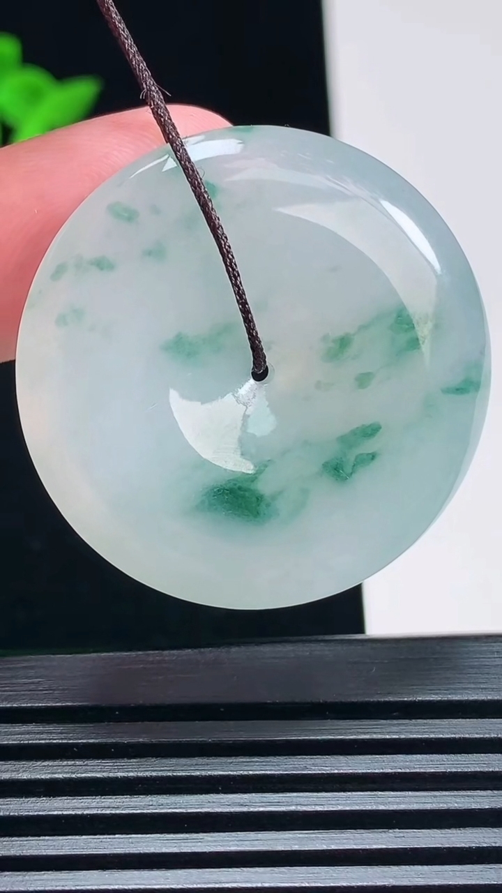 天然A货翡翠冰种飘花平安扣吊坠，尺寸34-5.6 重量:14.29g
6月30日