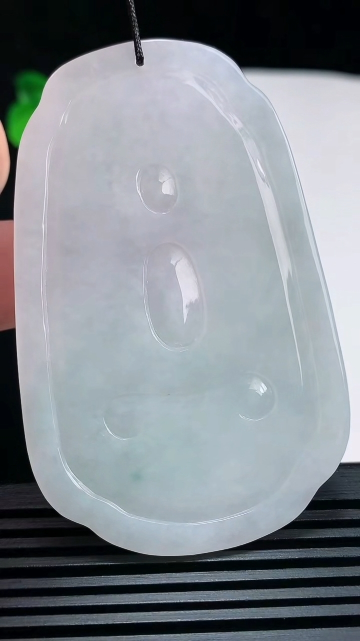 天然A货翡翠飘花千手观音菩萨吊坠，尺寸69-44-5 重量:32.36g
6月30日
