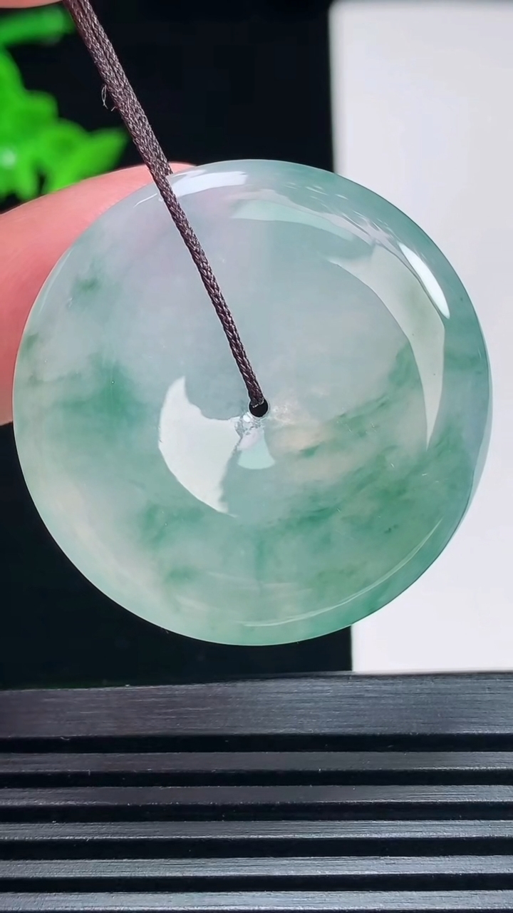 天然A货翡翠冰种飘花平安扣吊坠，尺寸35-5.5 重量:14.59g
6月30日