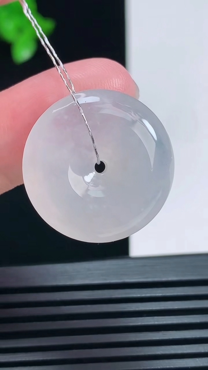 天然A货翡翠平安扣吊坠，尺寸23-6 重量:6.18g
6月30日